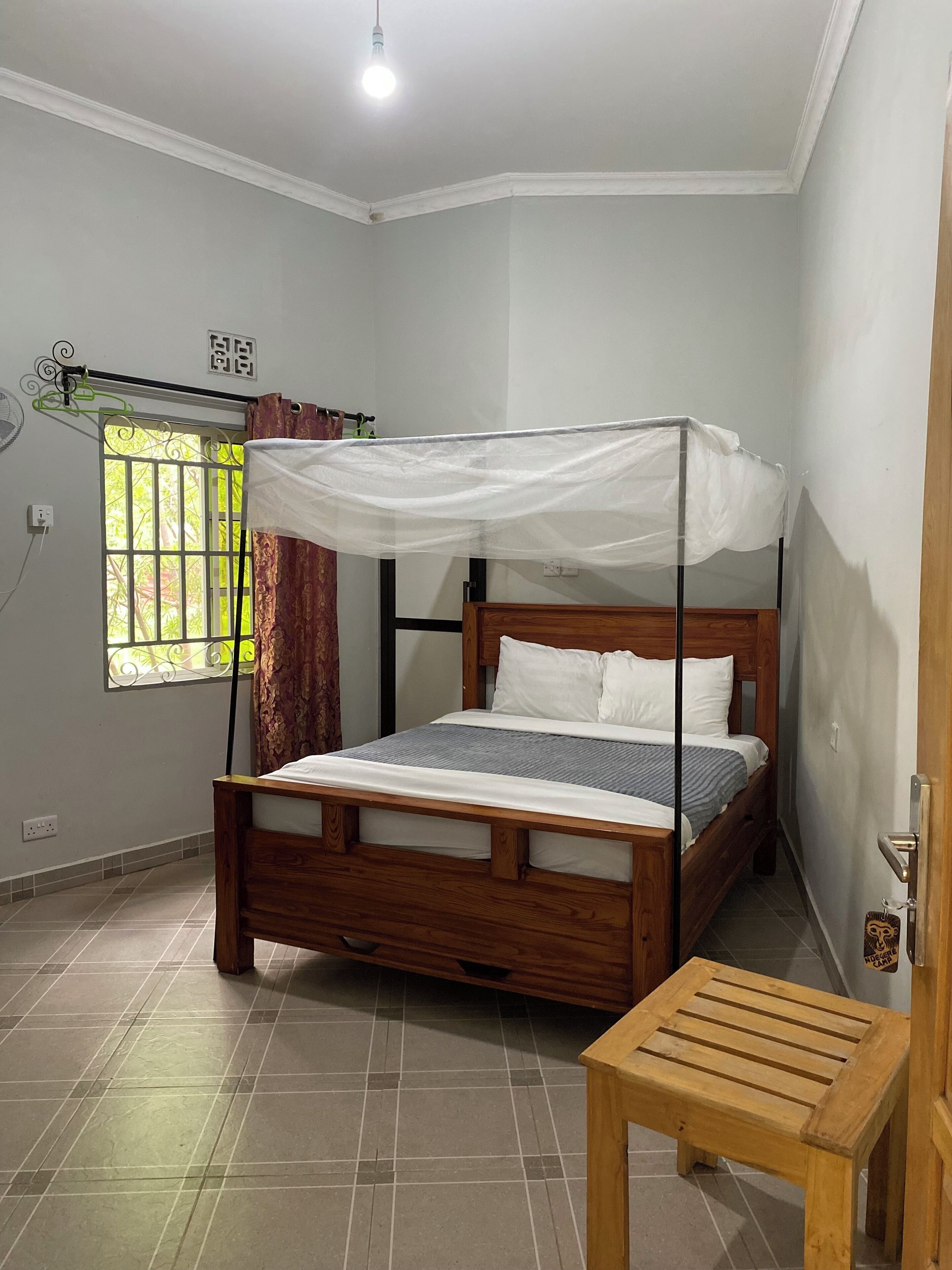 Habitación económica doble, vistas al jardín | Escritorio, tabla de planchar con plancha, wifi gratis