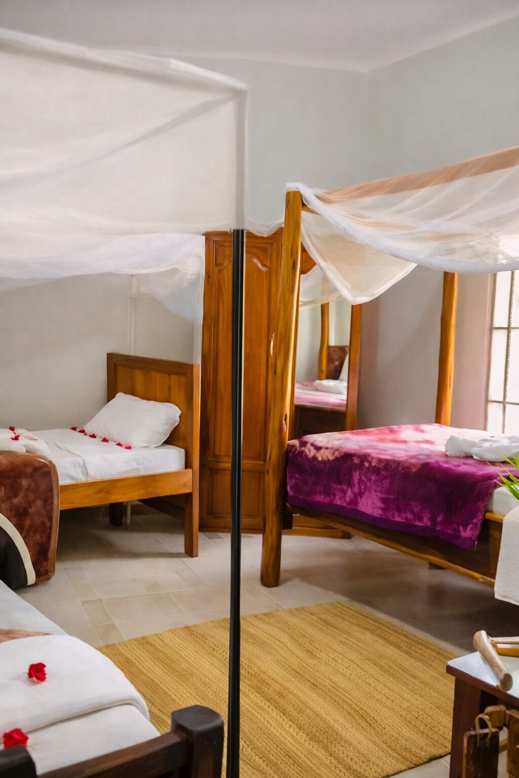 Habitación cuádruple familiar | Escritorio, tabla de planchar con plancha, wifi gratis