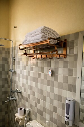 Habitación Deluxe doble, vistas al jardín | Baño | Ducha, zapatillas, toallas y jabón