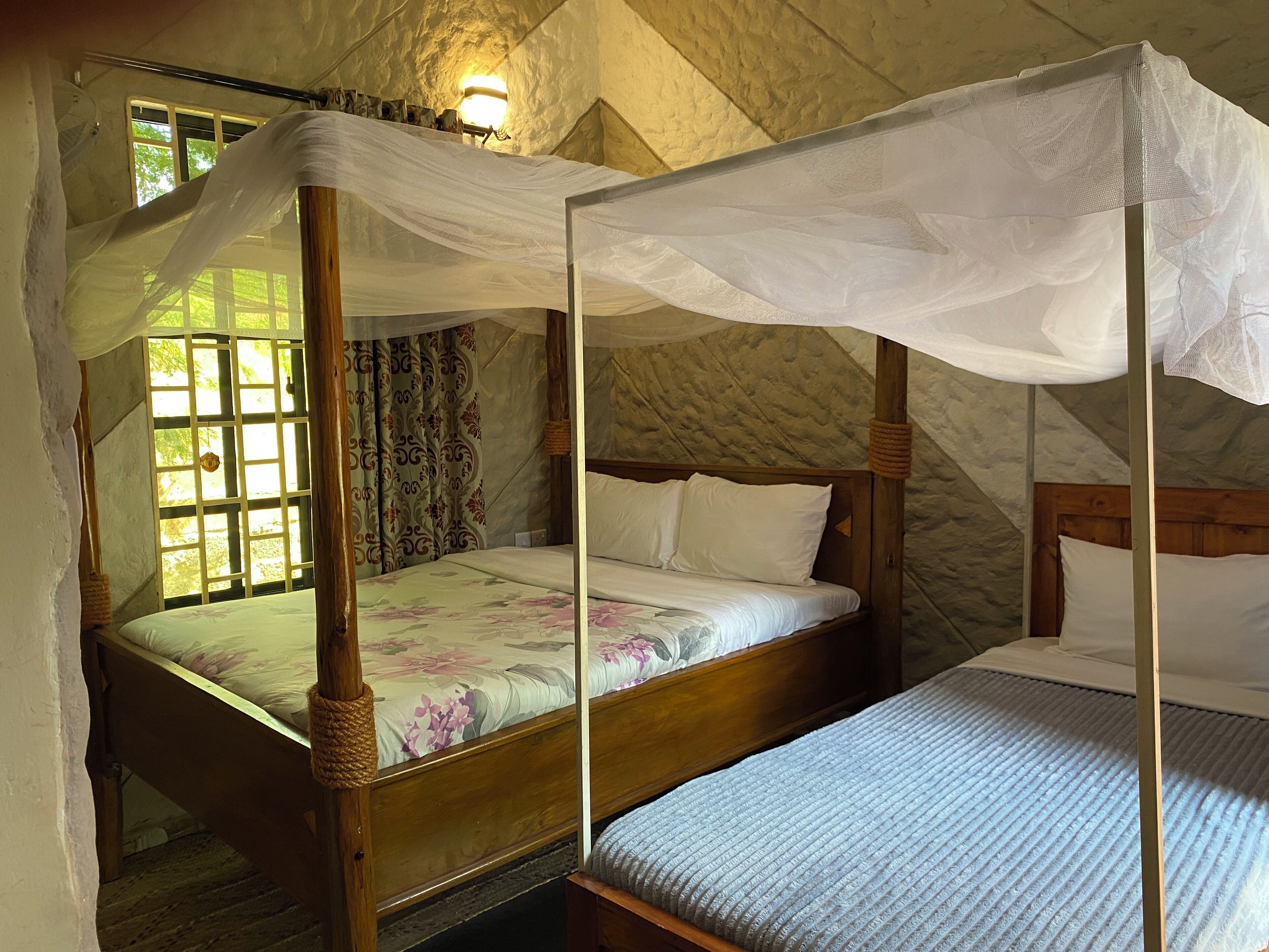 Habitación triple Deluxe, vistas al jardín | Escritorio, tabla de planchar con plancha, wifi gratis