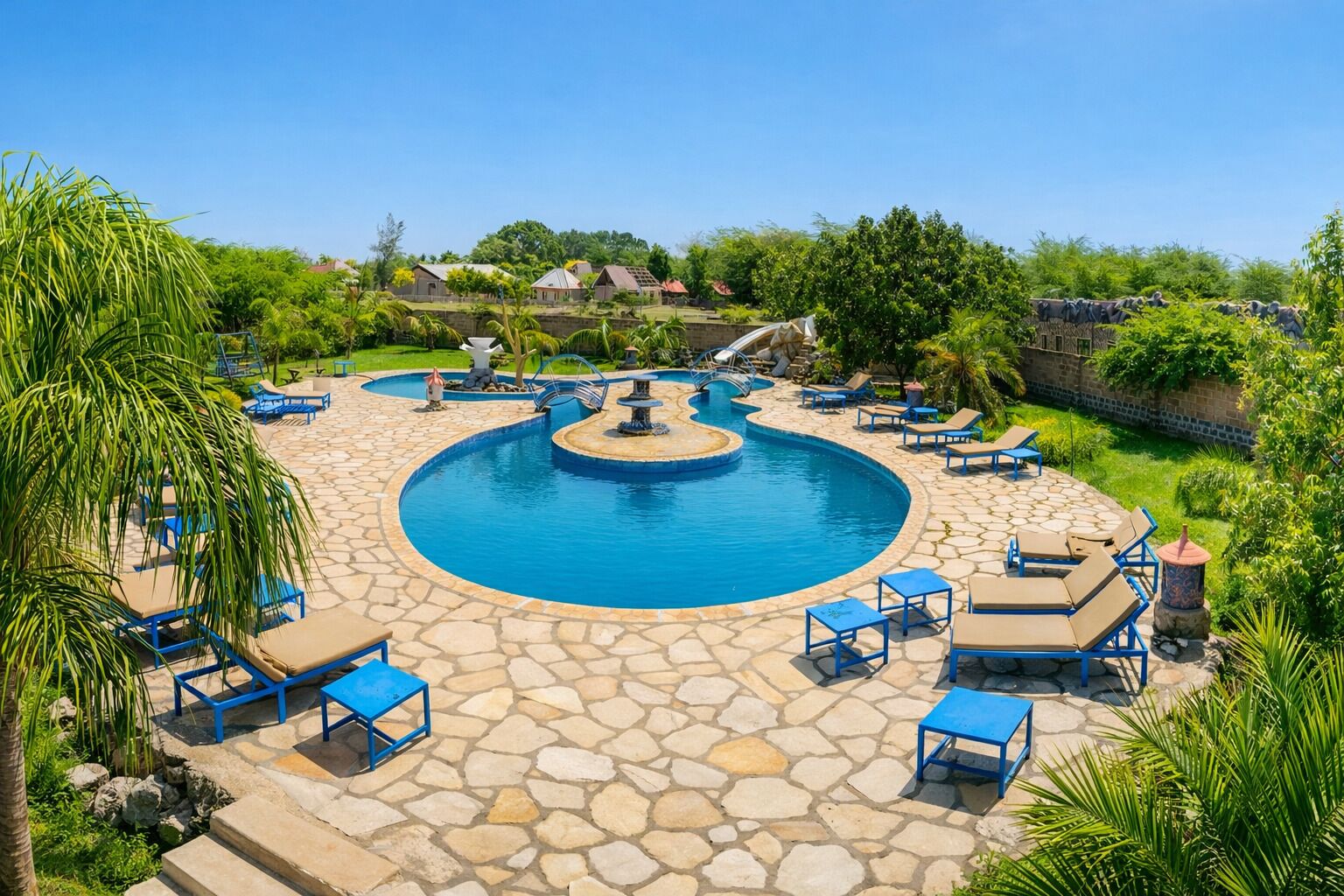 Una piscina al aire libre