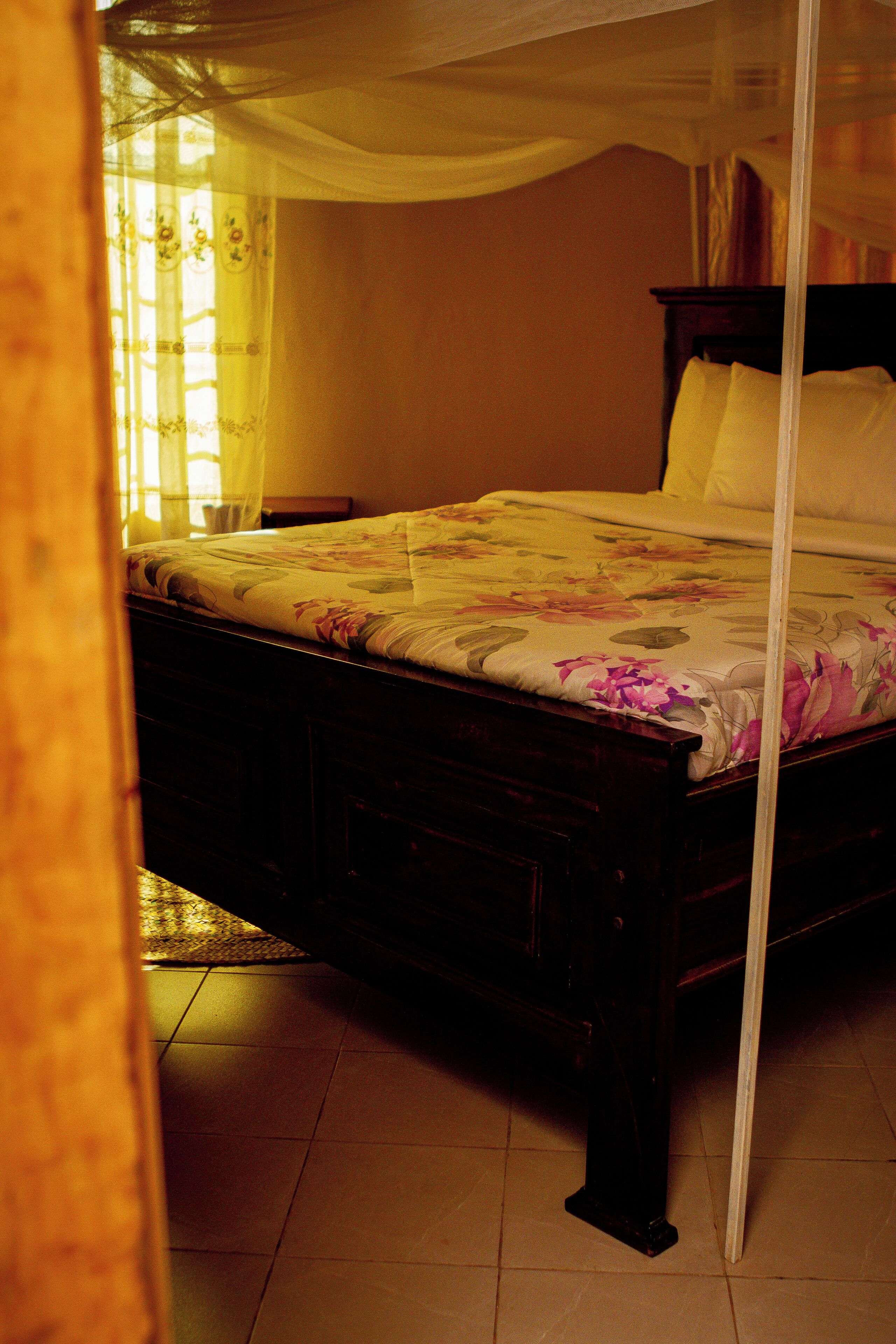 Habitación doble clásica, vista al jardín | Escritorio, tabla de planchar con plancha y wifi gratis 