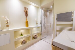 Shower, hair dryer, towels - Villa Le Soleil Bleu – Panoramic sea views (Tourrettes-sur-Loup)
