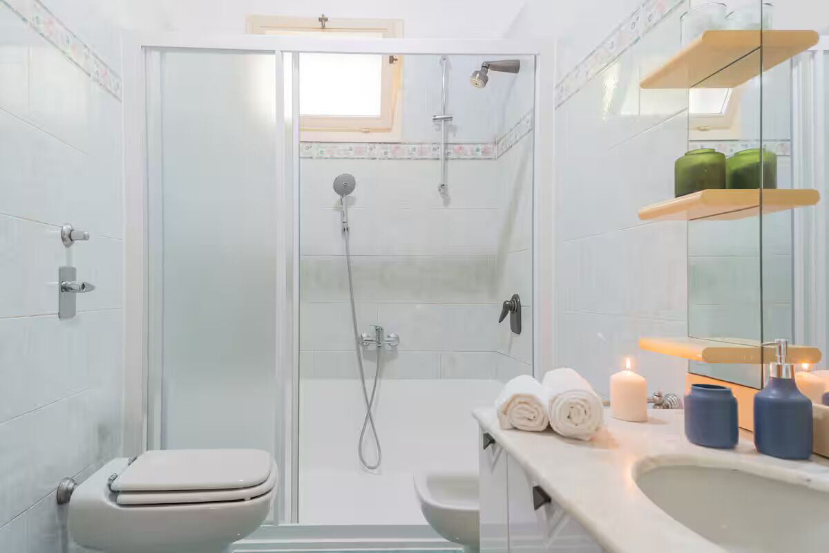 Sèche-cheveux, serviettes fournies, savon, papier toilette