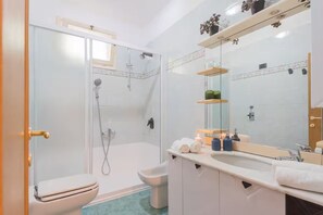 Sèche-cheveux, serviettes fournies, savon, papier toilette