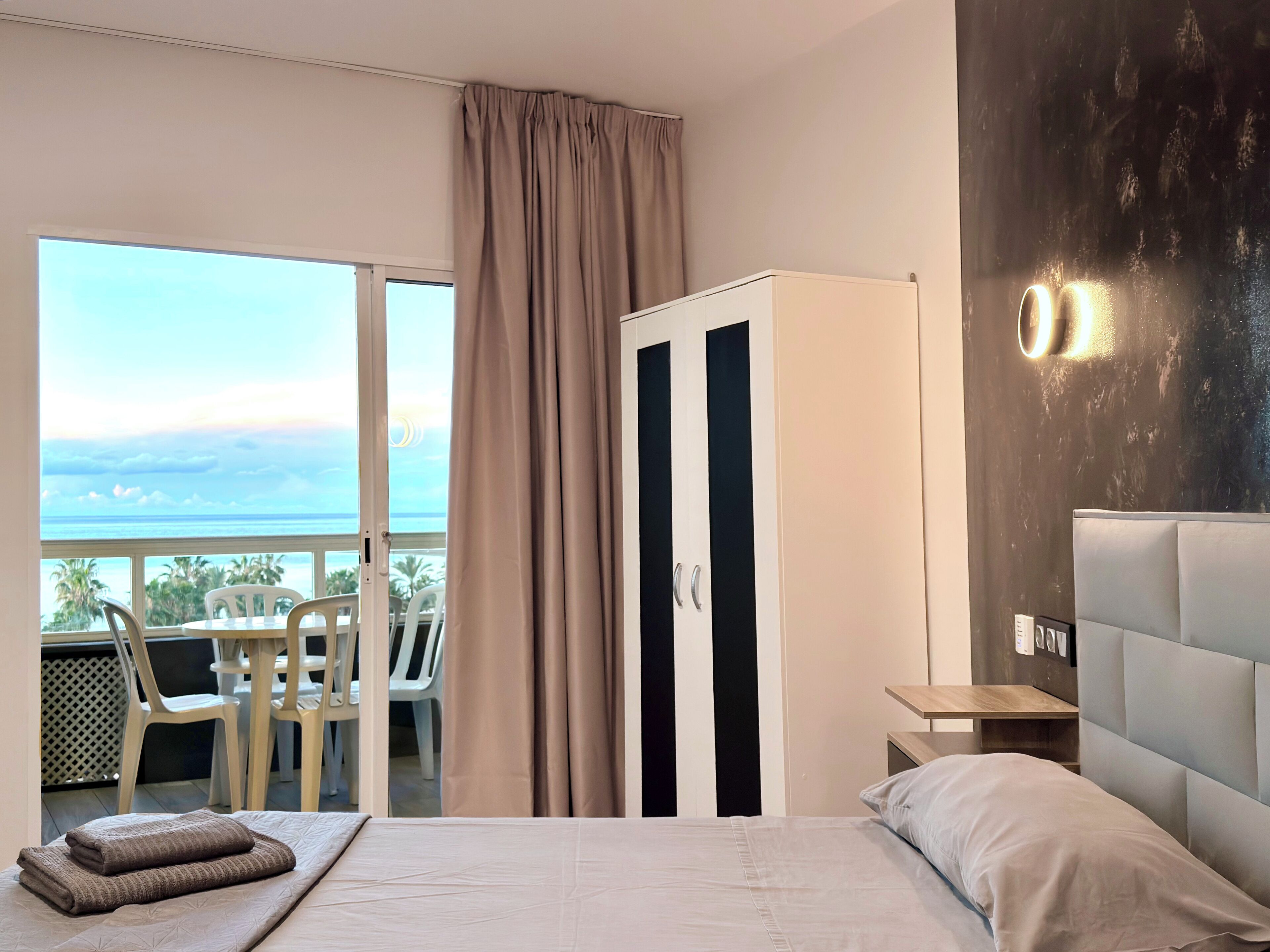 1 slaapkamer, een kluis op de kamer, een strijkplank/strijkijzer