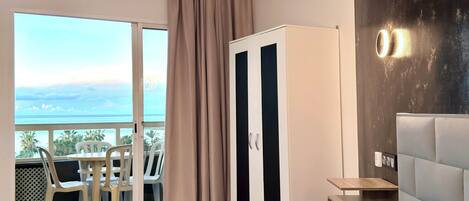 1 slaapkamer, een kluis op de kamer, een strijkplank/strijkijzer