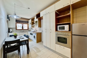 Kühlschrank, Mikrowelle, Herdplatte, Geschirrspüler