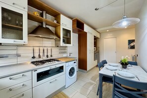 Réfrigérateur, micro-ondes, plaque de cuisson, lave-vaisselle