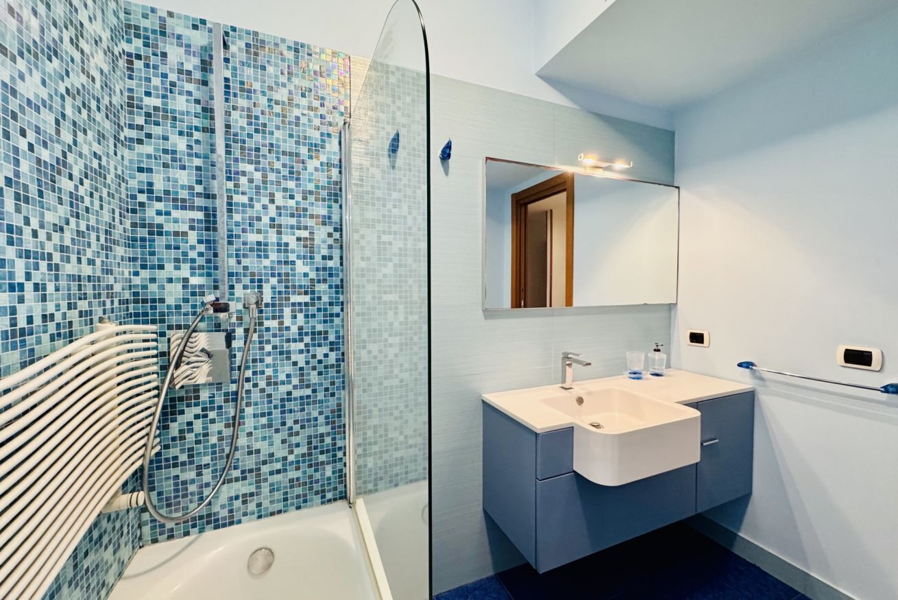 Dusche, Bidet, Handtücher, Shampoo