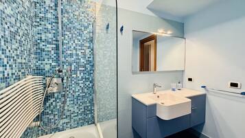 Dusche, Bidet, Handtücher, Shampoo