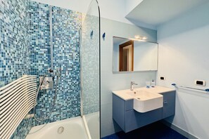 Douche, bidet, serviettes fournies, shampoing