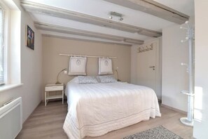 3 bedrooms, desk, iron/ironing board, travel cot - Luxury apartment Dolder 4★ sleeps 6 in the center of Riquewihr.
Pets allowed (Riquewihr)