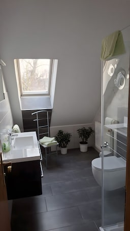 Shower, hair dryer, towels, toilet paper. Room "1" with Wi-Fi in Wustrau