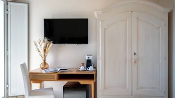 Camera doppia, balcone, vista mare | Minibar con snack e bevande gratuite, una cassaforte in camera