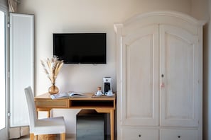 Tweepersoonskamer, balkon, uitzicht op zee | Een gratis minibar, een kluis op de kamer, een laptopwerkplek