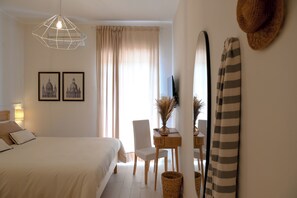 Habitación triple, balcón, vista al mar | Artículos del minibar gratis y caja de seguridad en la habitación 