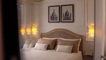 Doppia Deluxe, vista mare, fronte mare | Minibar con snack e bevande gratuite, una cassaforte in camera