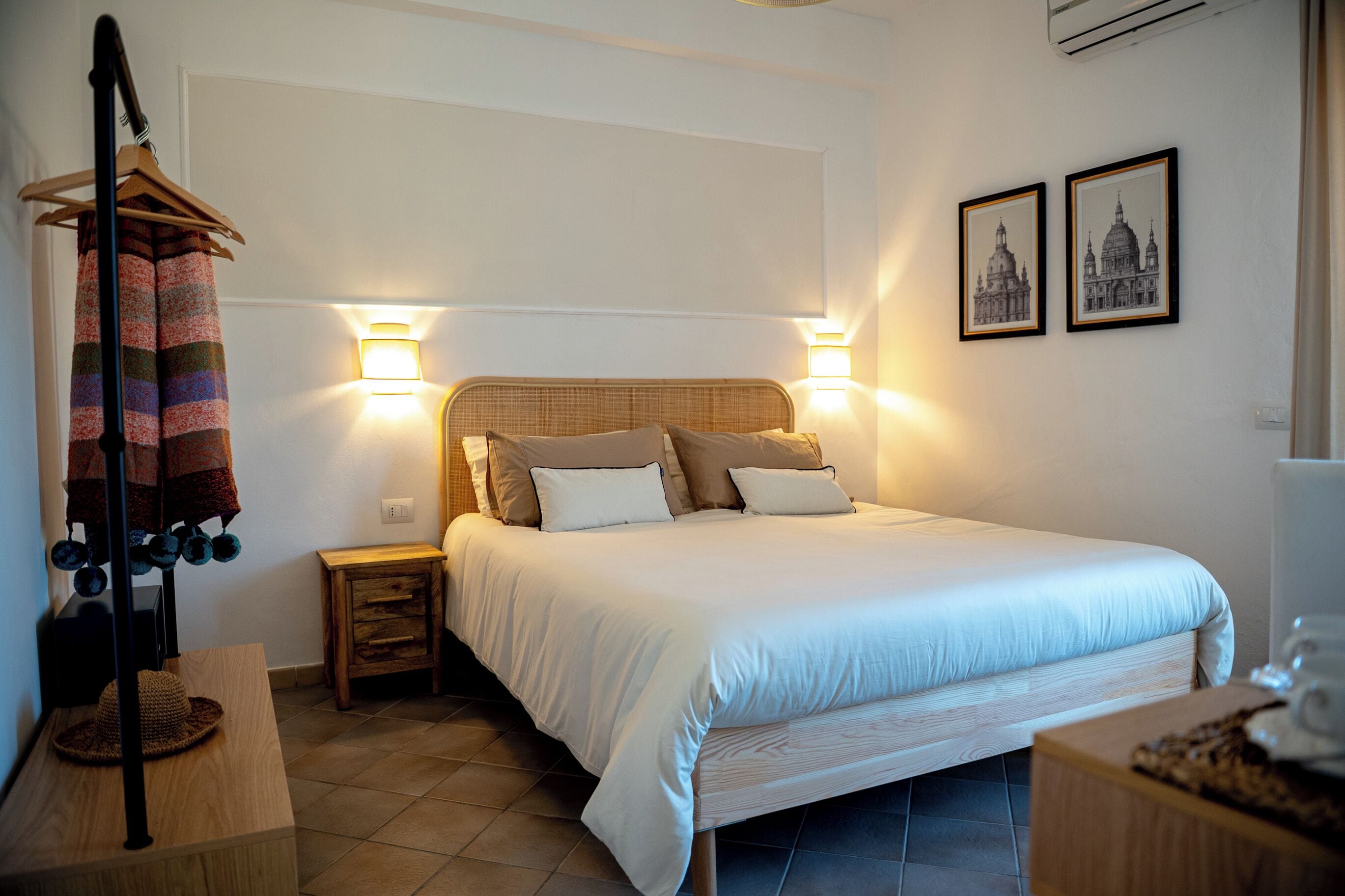 Familie vierpersoonskamer, balkon, uitzicht op heuvels | Een gratis minibar, een kluis op de kamer, een laptopwerkplek