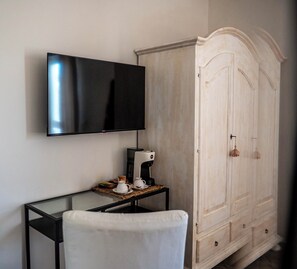 Deluxe Double Room, Sea View, Sea Facing | Free minibar, in-room safe, laptop workspace, blackout curtains - Due Passi Dal Mare (Noto)