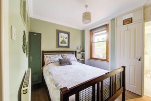 Güneşlik/perde, ütü/ütü masası, ücretsiz kablosuz İnternet 