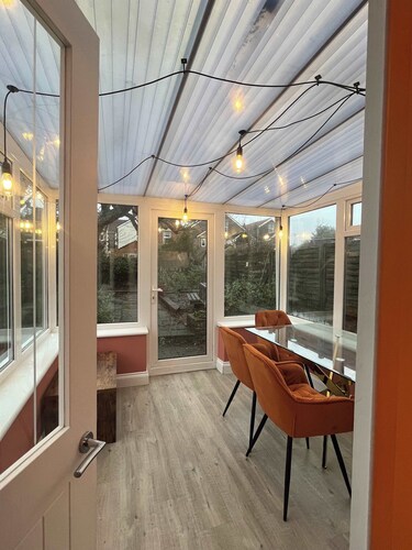 Stylish 2 -Bed Ground Floor Flat & Private Garden