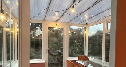 Stylish 2 -Bed Ground Floor Flat & Private Garden