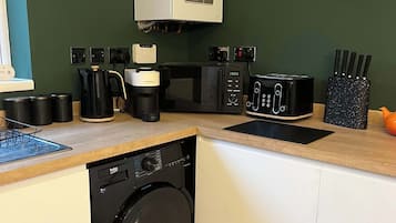 Kjøleskap, mikrobølgeovn, ovn og kokeplater