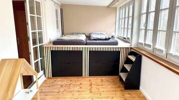 2 bedrooms, iron/ironing board, WiFi, bed sheets
