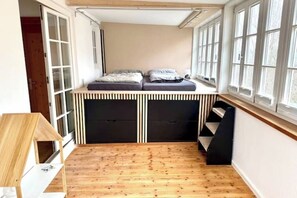 Iron/ironing board, WiFi, bed sheets