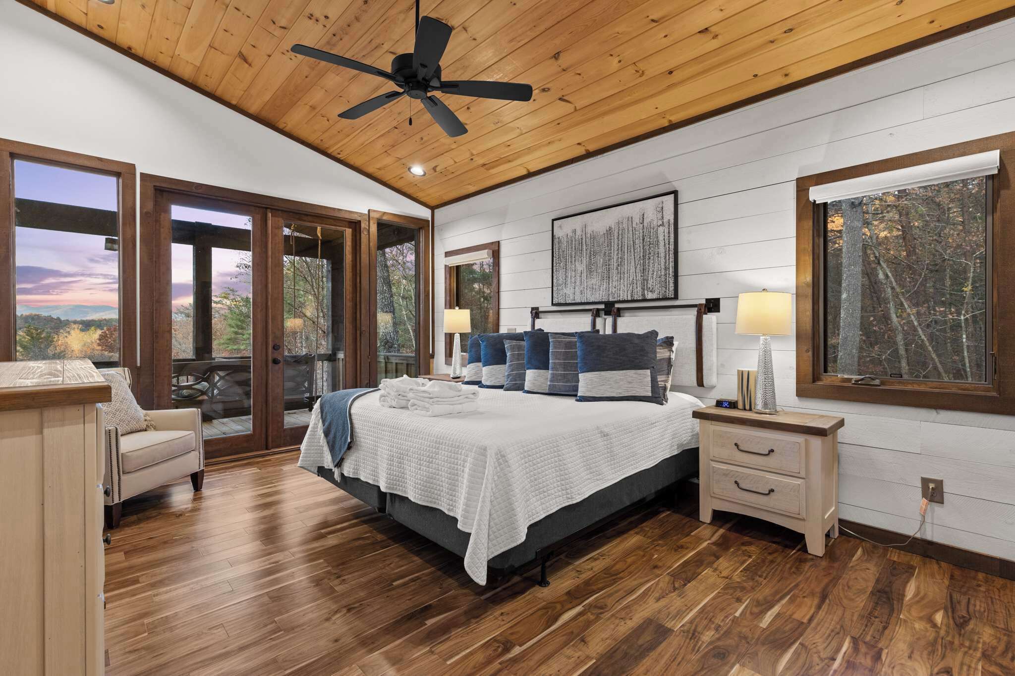 4 bedrooms, desk, iron/ironing board, travel crib