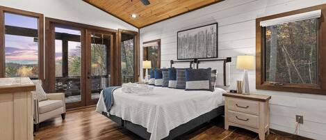 4 habitaciones, escritorio y tabla de planchar con plancha