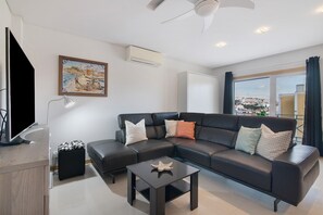 TV - Apartment in the Old Town with Shared Pool, Garden & Wi-Fi (Albufeira)