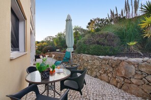 Outdoor dining - Apartment in the Old Town with Shared Pool, Garden & Wi-Fi (Albufeira)
