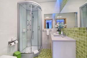 Shower, hair dryer, towels - Apartment in the Old Town with Shared Pool, Garden & Wi-Fi (Albufeira)