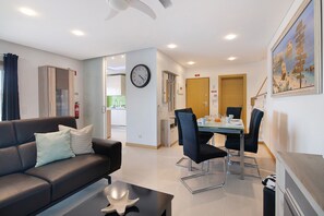 TV - Apartment in the Old Town with Shared Pool, Garden & Wi-Fi (Albufeira)