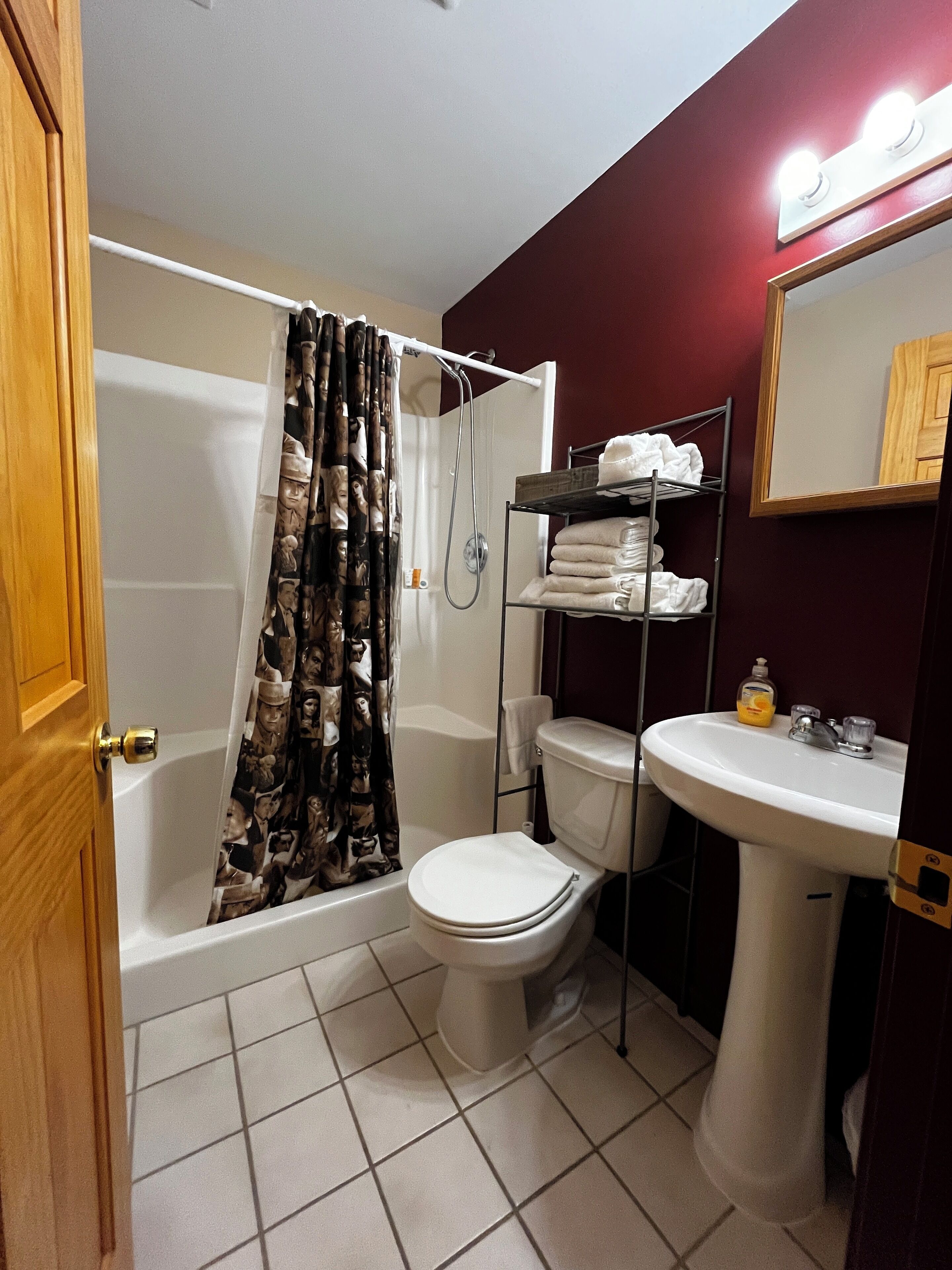 Dusj, håndklær og toalettpapir