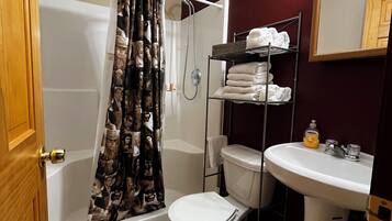 Dusj, håndklær og toalettpapir