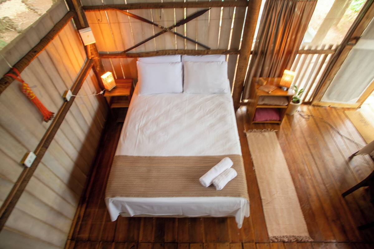 Kahden hengen perhehuone, lanai, jokinäköala | Työpöytä, ilmainen Wi-Fi