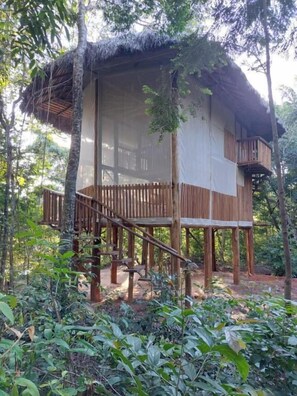 Perhemökki, parveke, jokinäköala | Ulkopuoli