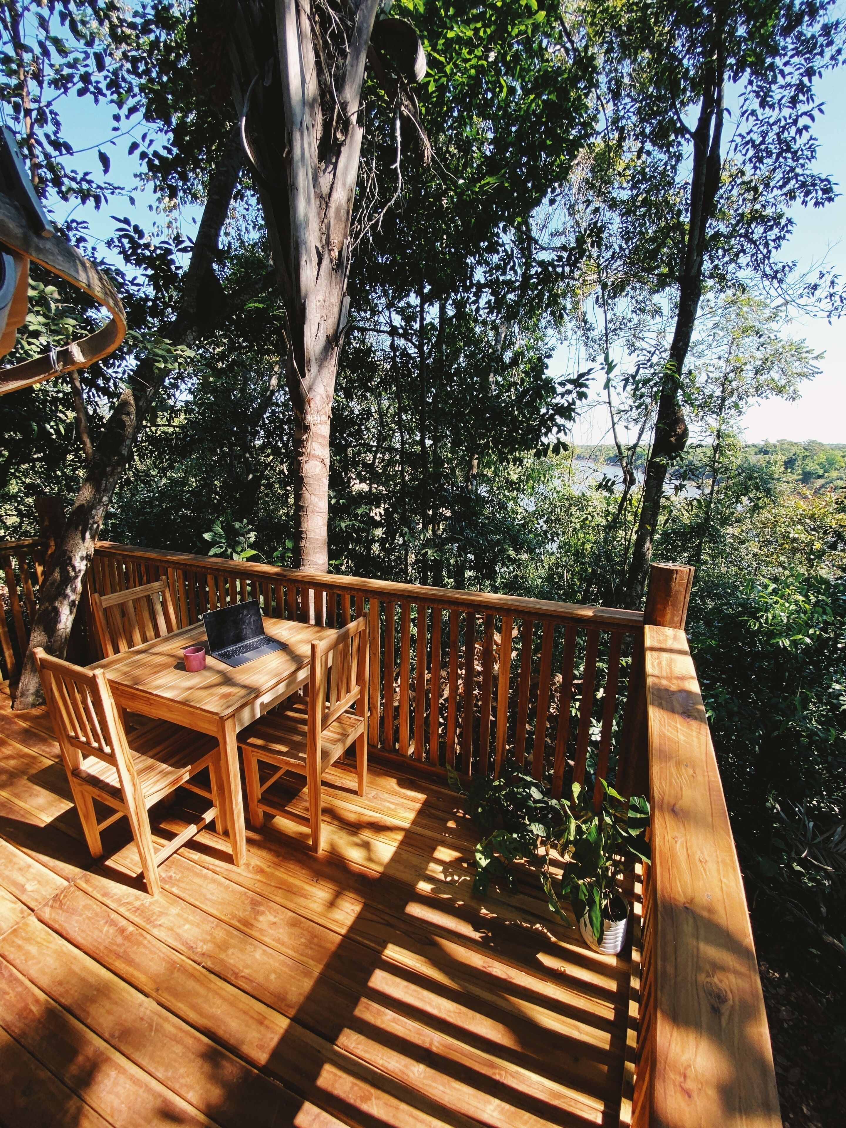 Quarto casal família, varanda coberta, vista para o rio | Opções para refeição ao ar livre