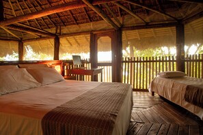 Cabana família, sacada, vista para o rio | Escrivaninha, Wi-Fi de cortesia