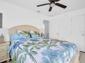 Room - Tarpon Trailside close to all the fun available in Historic Tarpon Springs! (Tarpon Springs)