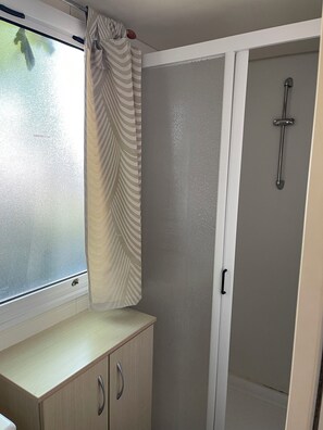 Bathroom - Relaxing stay in an air-conditioned bungalow - Quiet campsite close to the sea (Port-la-Nouvelle)