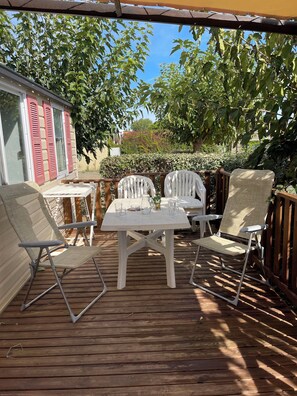 Outdoor dining - Relaxing stay in an air-conditioned bungalow - Quiet campsite close to the sea (Port-la-Nouvelle)