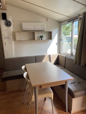 Dining - Relaxing stay in an air-conditioned bungalow - Quiet campsite close to the sea (Port-la-Nouvelle)