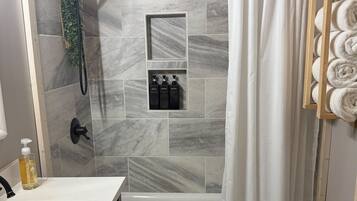 SĂšche-cheveux, serviettes fournies, savon, papier toilette