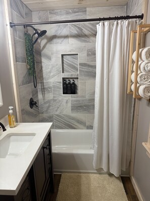 Secador de cabelo, toalhas de banho, sabonete, papel higiênico