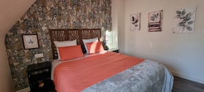 Dobbeltrom – comfort, hageutsikt | Sengetøy av topp kvalitet, memory foam-senger og individuelt dekorert