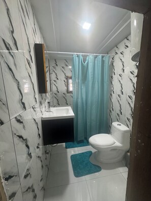 Toallas, jabón, papel de baño 